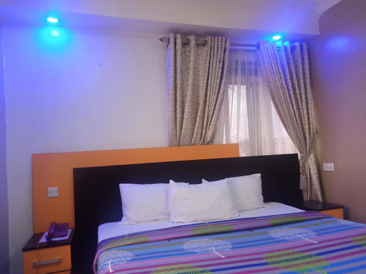 Alluring View Hotel - Toyin Sreet Ikeja Exteriör bild